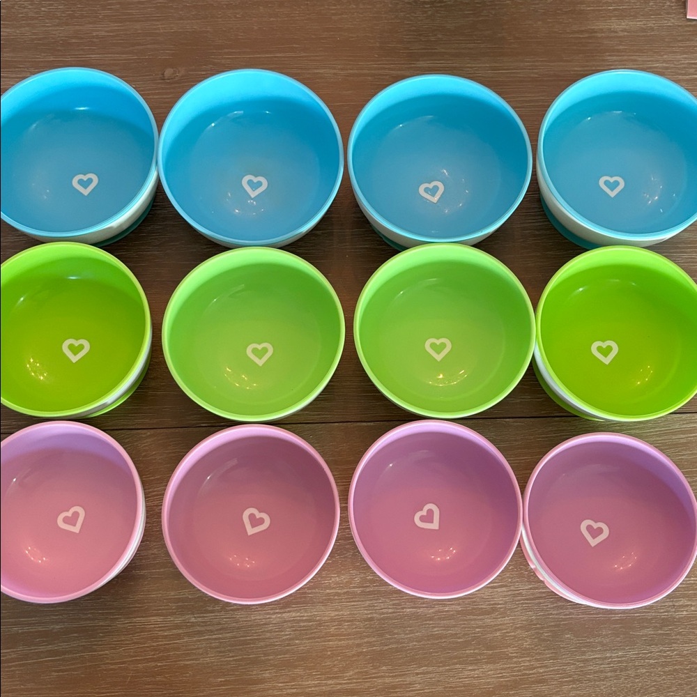 Munchkin Suction Cup Bowls Lot of 12 Bowls- Large, Medium and Small included